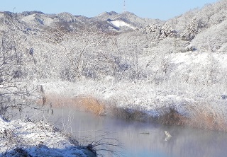 写真：厳冬期北浅川渓谷の雪景色