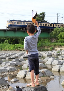 写真：あっ！青い電車だ！