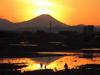 写真：浅川と逆富士