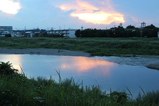 写真：夕陽と浅川