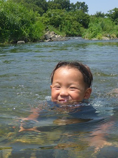 写真：「浅川で泳ぐ！」　