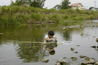 写真：「弟の川遊び。」