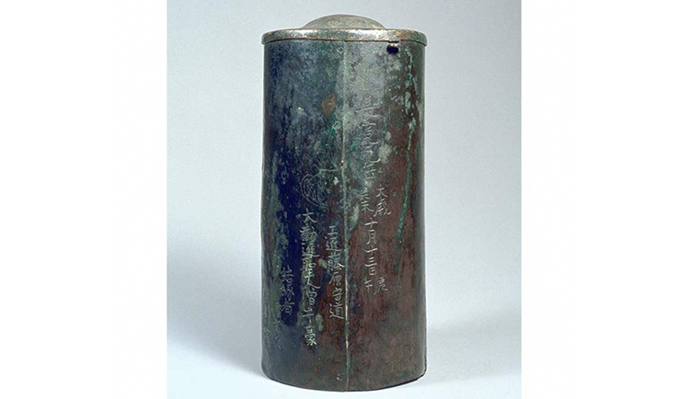 写真：奈良国立博物館所蔵の長寛元年（1163年）銘の経筒