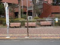写真：「日野市役所」バス停の待合いスペースのベンチ