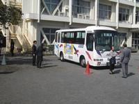 写真：児童が描いたバスの絵を車体にラッピングした車両