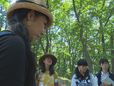 写真：黒川清流公園の中で話す蟹江杏さんと子供たち
