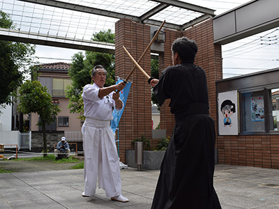 写真：剣術中の井上　雅雄さん