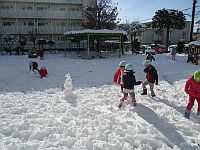 園庭で雪遊びしている写真2