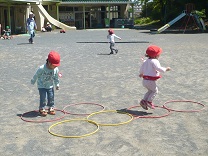 写真：園庭で遊ぶ2歳児