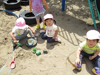 砂場で遊ぶ1歳児の写真