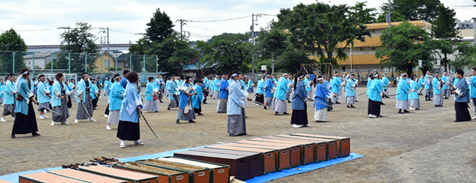 写真：パレードに向けて、朝稽古で剣術を練習する隊士たち
