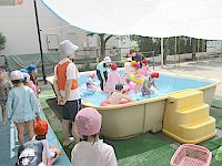 幼児クラスのプール遊びの写真
