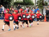 5歳児が沖縄民謡のエイサーを踊りました。