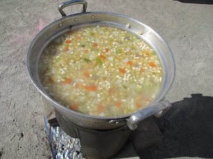 大鍋で煮た芋汁の写真