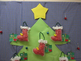 1歳児が作ったクリスマスツリーの写真