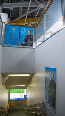 万願寺駅構内の階段の写真