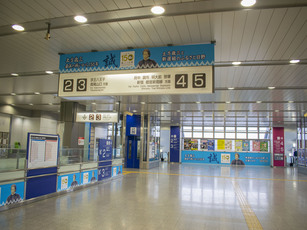 高幡不動駅構内の全体写真