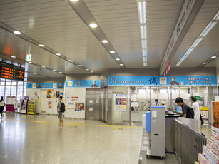 高幡不動駅構内改札口の写真