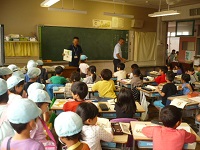 学校探検で教室の様子を見学している写真