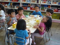 3歳児こあら組がカレーライスを食べている写真