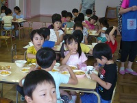 4、5歳児がカレーライスを食べている写真