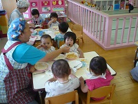 1歳児りす組がカレーライスを食べている写真