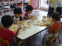 2歳児うさぎ組がカレーライスを食べている写真