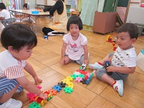 写真：2歳児室内遊び