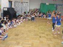 写真：踊りを見る子どもたち