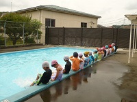 5歳児らいおん組が第八小学校のプールに入っている写真