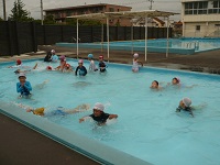 5歳児らいおん組が第八小学校のプールで遊んでいる写真2