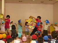保育士と5歳児らいおん組が花笠音頭を踊っている写真