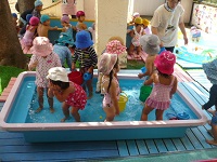 2歳児うさぎ組の水遊びの写真