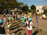 第五幼稚園の子どもたちによさこい踊りを披露している写真