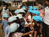 第五幼稚園の子どもたちとさよならの挨拶をしている写真