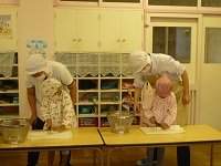 5歳児らいおん組が包丁を使っている写真