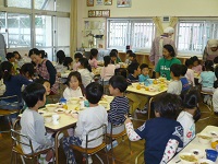 幼児クラスのホールでの会食の写真