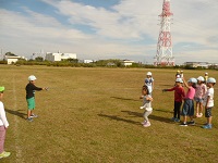 北川原公園で大縄跳びをしている写真