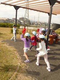 北川原公園で遊んでいる写真