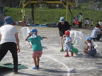 写真：運動会1歳児親子競技