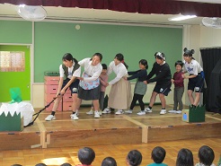 日野高校生がホールで劇をしている写真