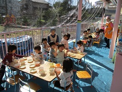乳児クラスの子どもたちが食事をしている写真