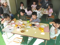 写真：芋煮会　2歳児会食風景