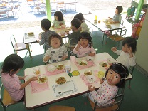 写真：芋煮会　2歳児会食風景