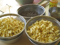 写真：芋煮会 子どもが切った材料