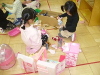 学童クラブのおもちゃで遊んでいる写真3