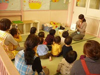 1歳児りす組のお話し会の写真