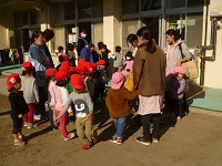 お正月あそびにきてくれたマジオたんぽぽ保育園の子どもたちとお別れの挨拶をしている写真
