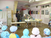 5歳児らいおん組の担任が豆腐作りに参加している写真