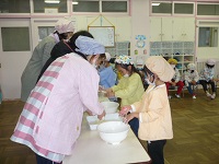 5歳児らいおん組が豆腐作りに参加している写真